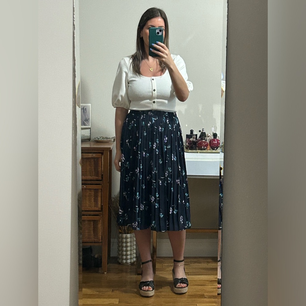 Pleated BR midi skirt - Picture 2 of 5